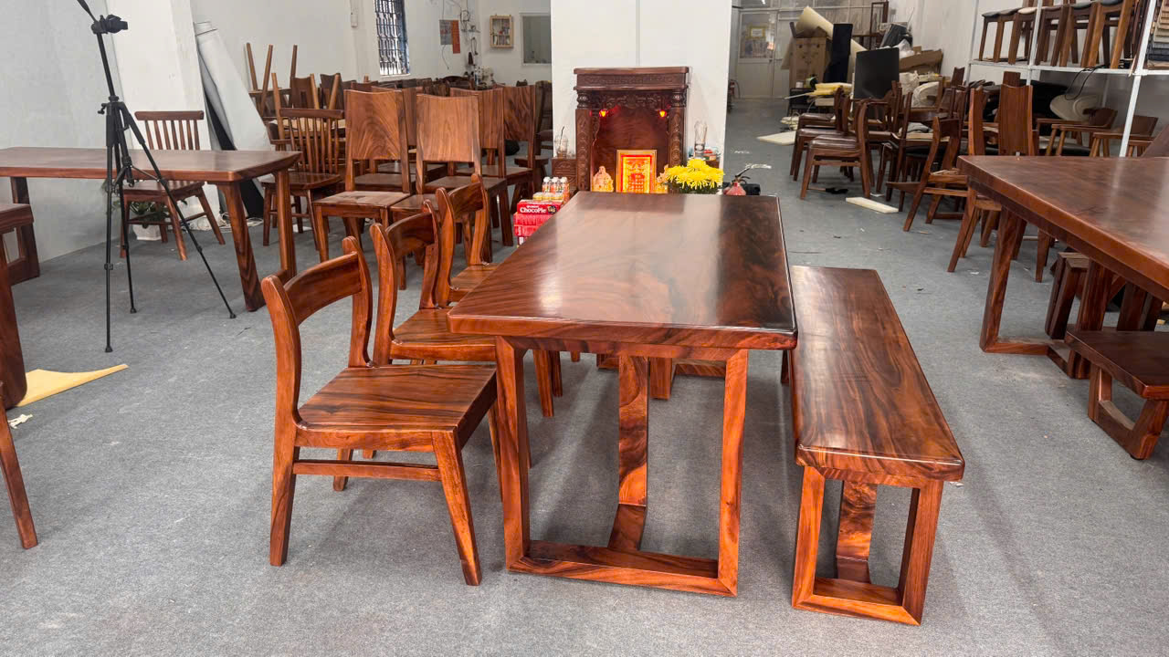 Chi tiết đường vân gỗ Me Tây trên bàn ăn