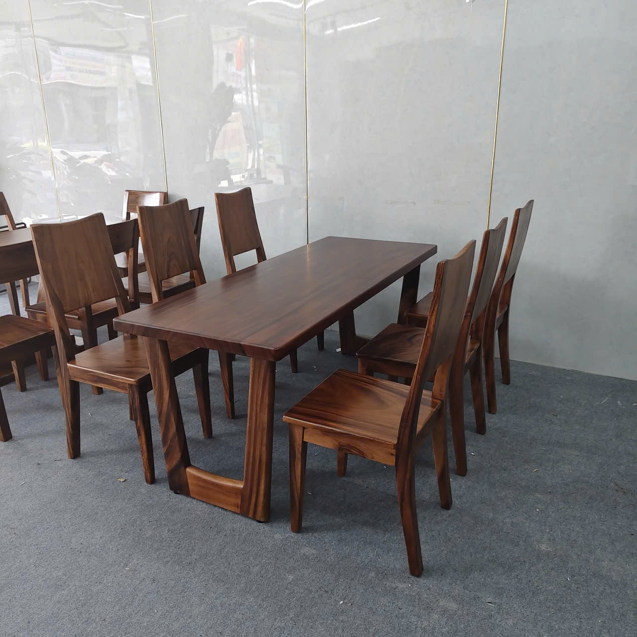 Bàn ăn gỗ me tây nguyên tấm sang trọng