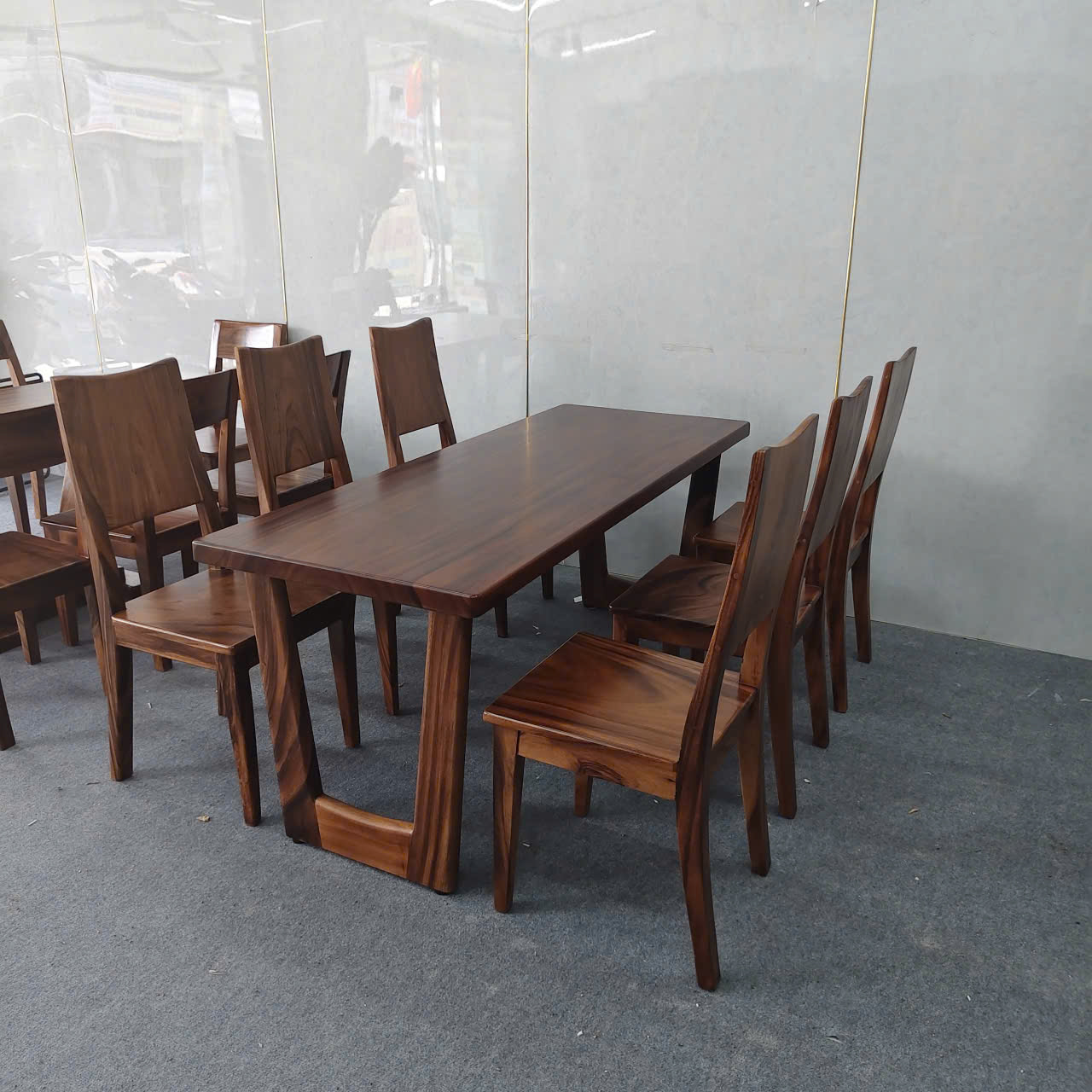 Bộ bàn ăn gỗ me tây nguyên tấm kèm 6 ghế ba tiêu sang trọng
