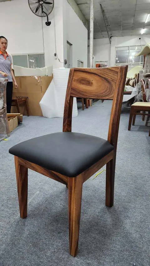 Góc đọc sách với ghế đai nhỏ gỗ me tây
