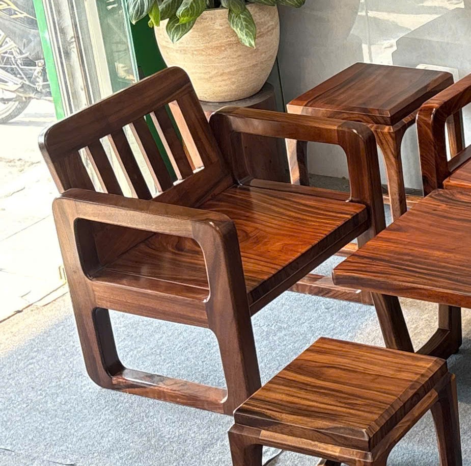 Ghế sofa gỗ me tây ngắn 80cm trong phòng khách nhỏ