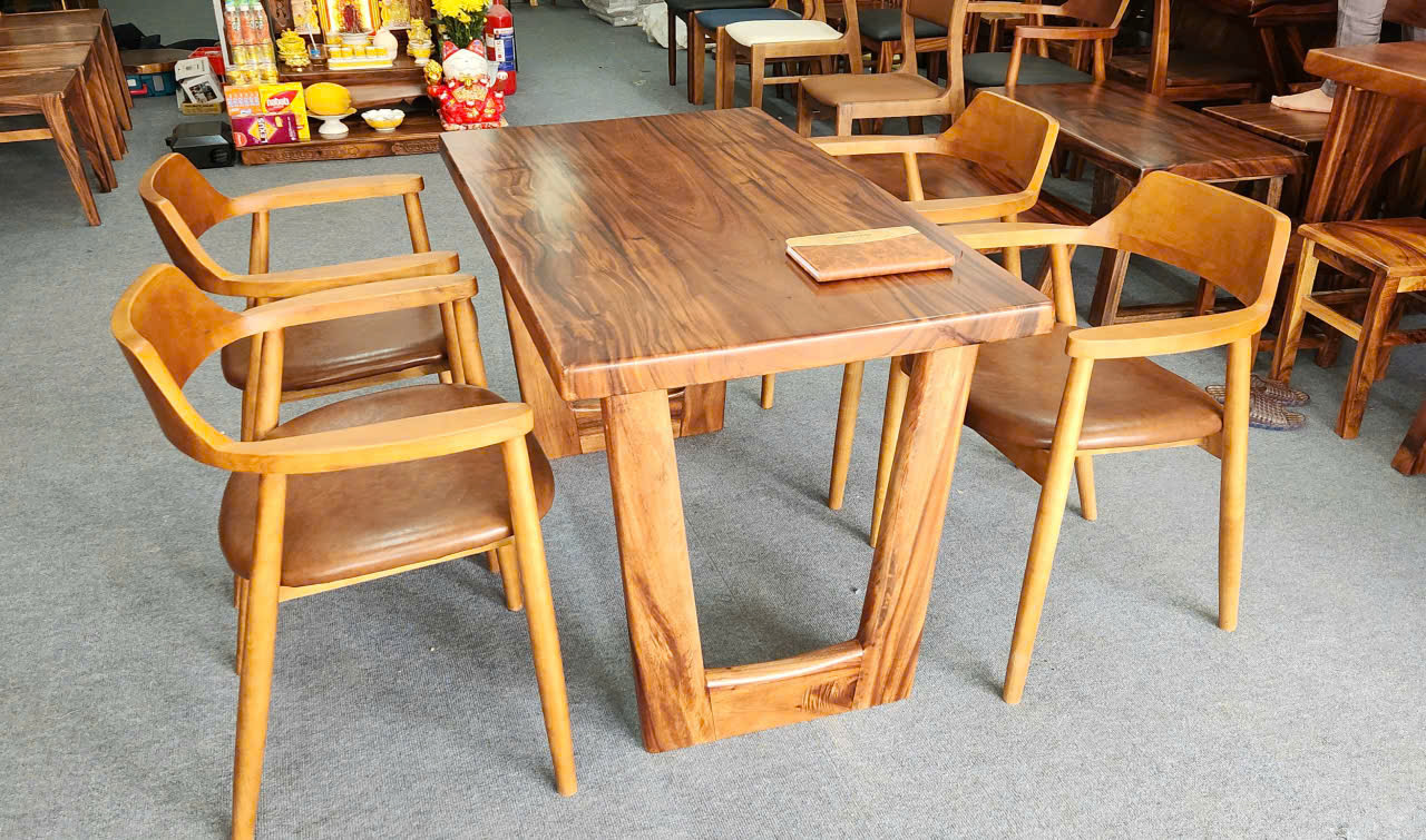 Tận dụng ánh sáng với bàn gỗ me tây
