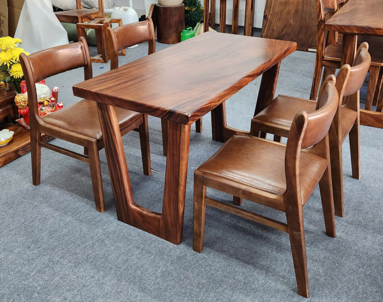 Khoảng cách bàn ăn và tường