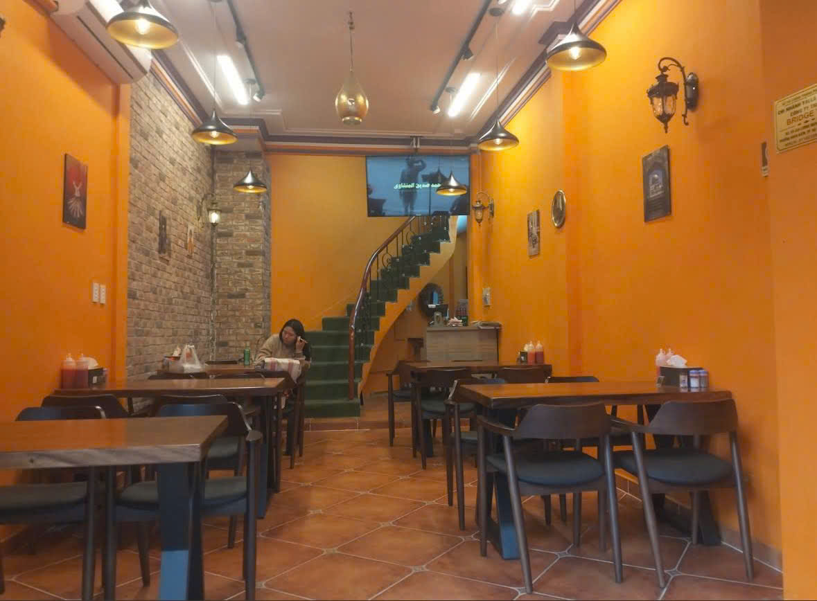 Không gian quán cafe với bàn gỗ me tây