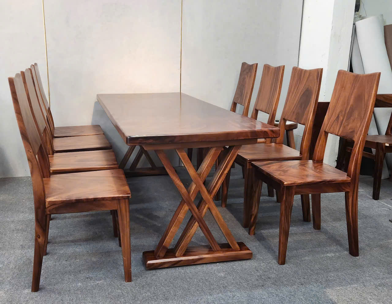 Bàn ăn gỗ me tây sang trọng cho không gian lớn
