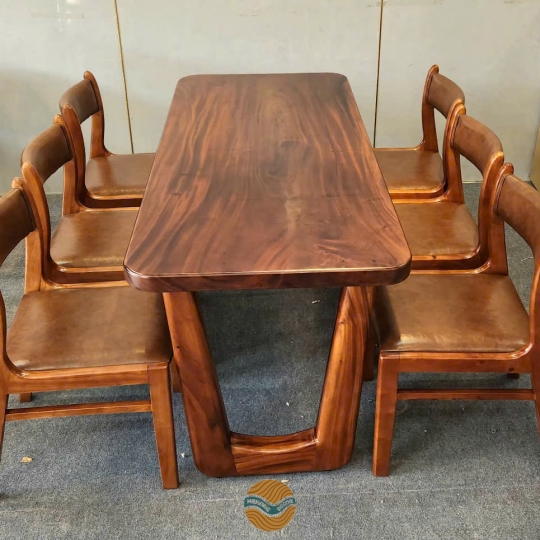 Bàn gỗ me tây nguyên tấm bo góc kém 6 ghế bella cao su