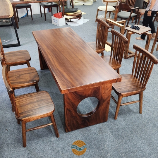 Bàn gỗ me tây chân nguyên khối lỗ tròn kèm 6 ghế nan me tây