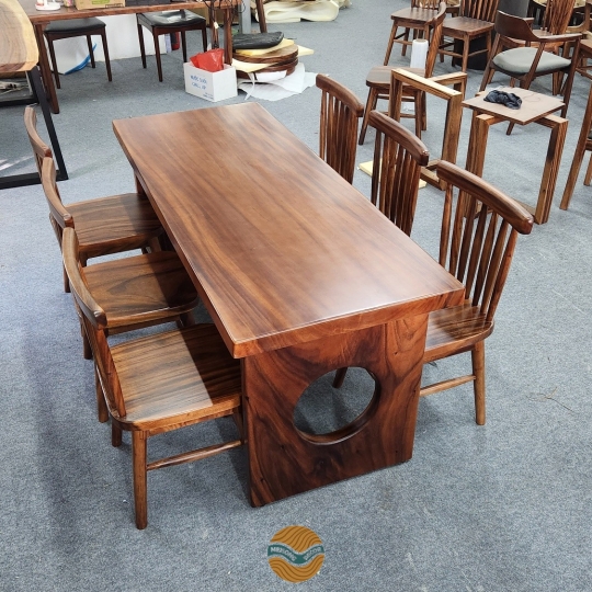 Bàn gỗ me tây chân nguyên khối lỗ tròn kèm 6 ghế nan me tây