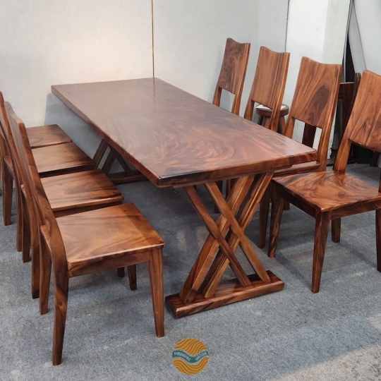 Bàn gỗ me tây và 8 ghế Ba tiêu cho không gian sang trọng