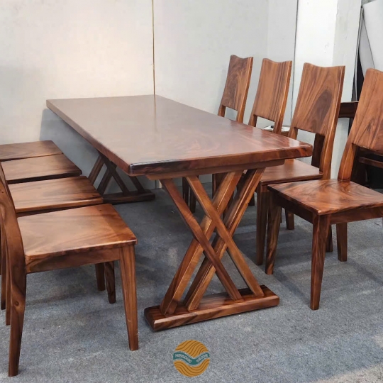 Bàn gỗ me tây và 8 ghế Ba tiêu cho không gian sang trọng